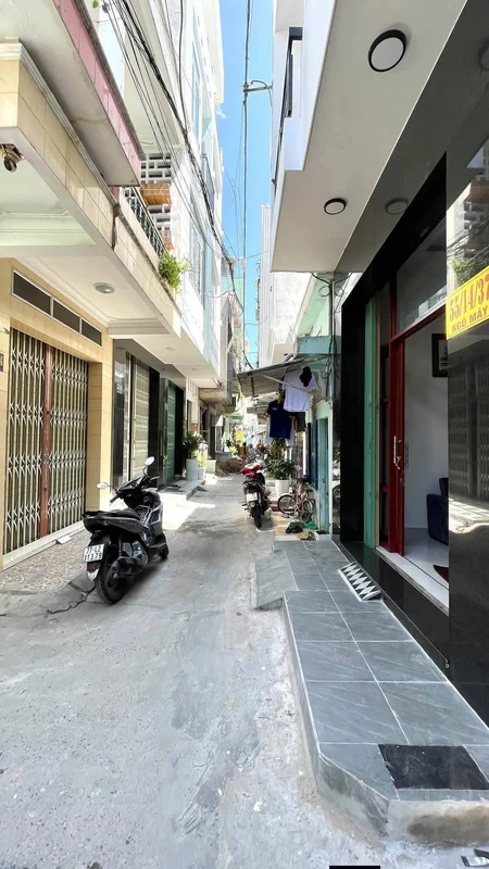 Bán nhà 3 tầng căn góc 2 mặt hẻm 5m đường Ngô Mây, trung tâm Quy Nhơn, 110m2