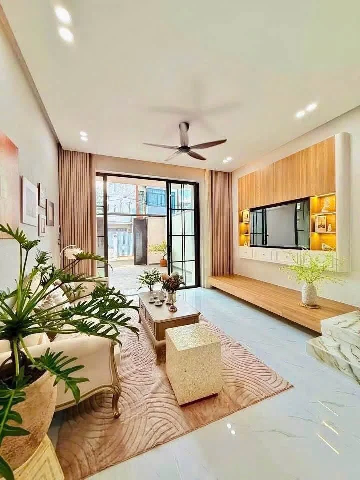 Nhà 3 tầng mặt tiền Quận 1, 84.6m² full nội thất - Ảnh thu nhỏ 2