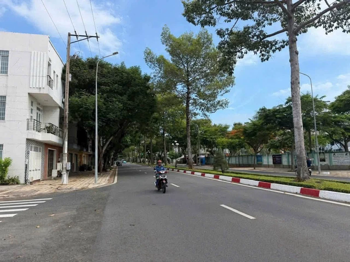 Bán nhà 1 trệt 2 lầu mặt tiền Nguyễn Tất Thành, 100m², Bà Rịa - Ảnh 1
