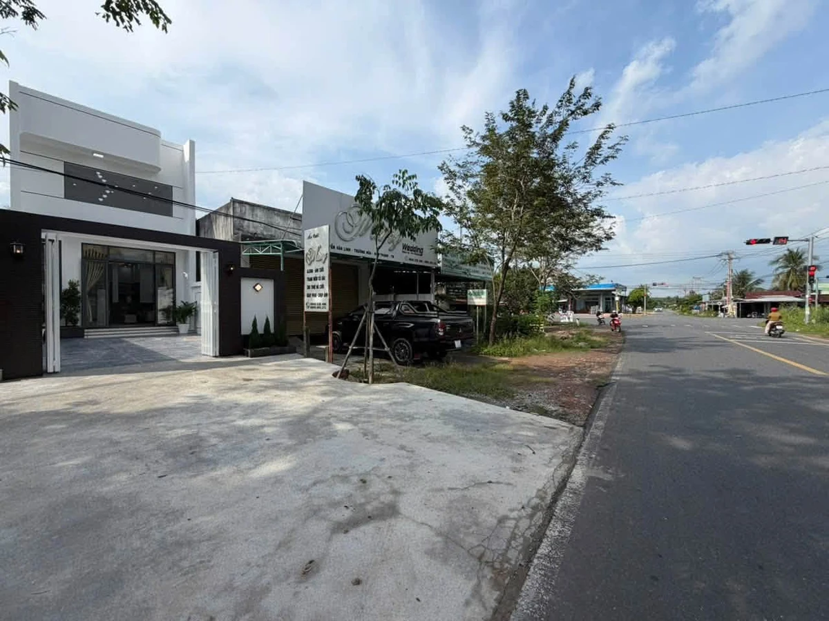 Bán nhà mặt tiền Nguyễn Văn Linh 5x23m, 3PN, 3WC, giá 2,39 tỷ tại Long Hoa, Tây Ninh - Ảnh thu nhỏ 2