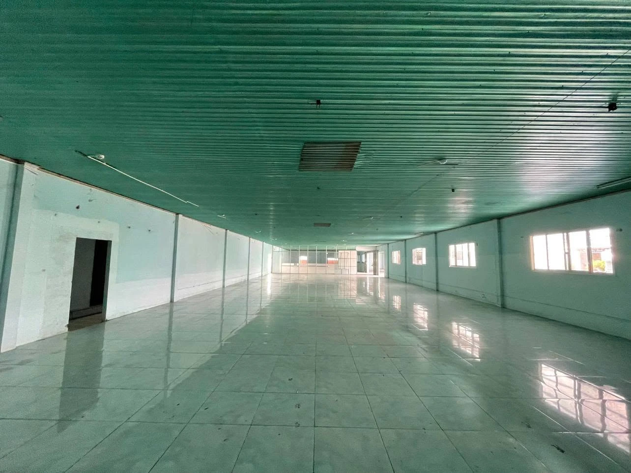 Cho thuê xưởng 2.000m² với PCCC đầy đủ 60 triệu/tháng - Ảnh 1