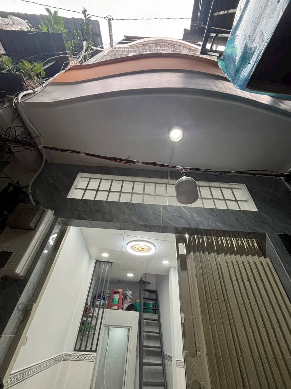 Bán nhà 3 tầng hẻm Lạc Long Quân, Phường 5, Quận 11, 2PN, giá 1,75 tỷ - Ảnh 1