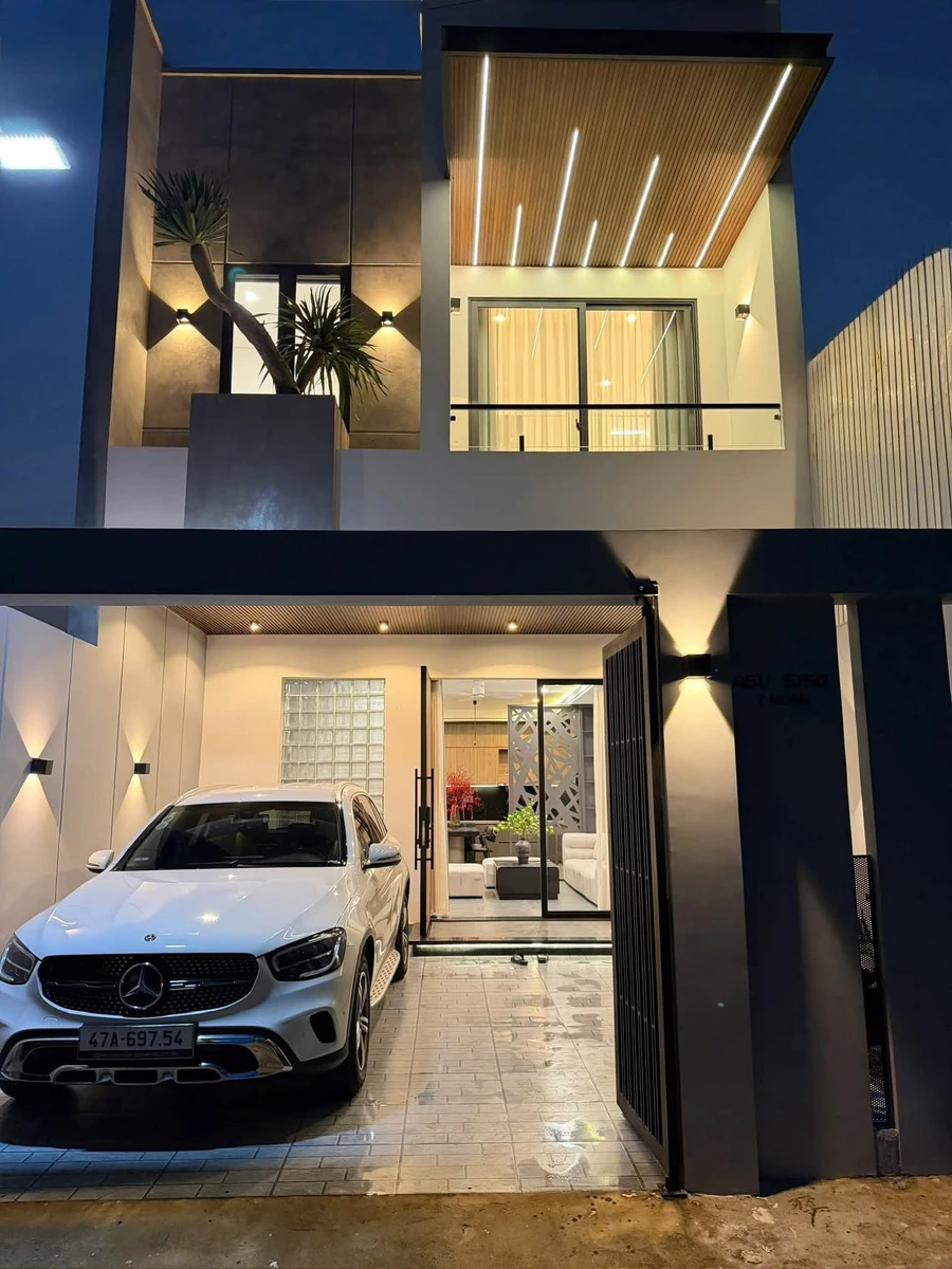 Bán nhà mê 6x18 (108m²) 3PN full nội thất hẻm 451/85 Y Moan, Buôn Ma Thuột giá 3,45 tỷ - Ảnh 1