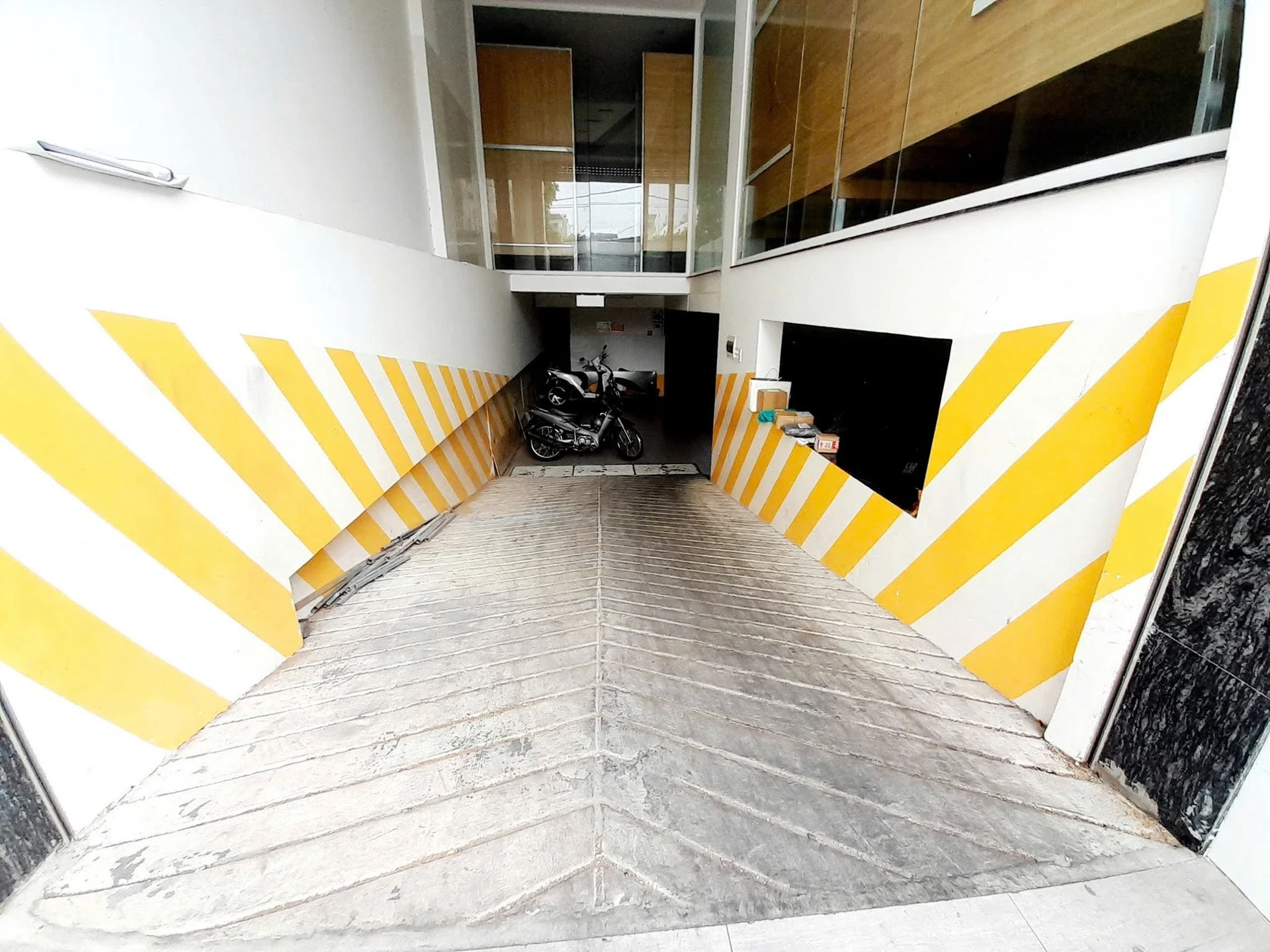 Bán CHDV mặt tiền Linh Chiểu Thủ Đức 190m2, giá 26 tỷ - Ảnh 1