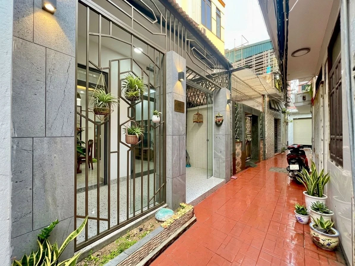 Bán nhà 3 tầng hơn 60m² ngã tư Trần Nguyên Hãn - Ảnh 1