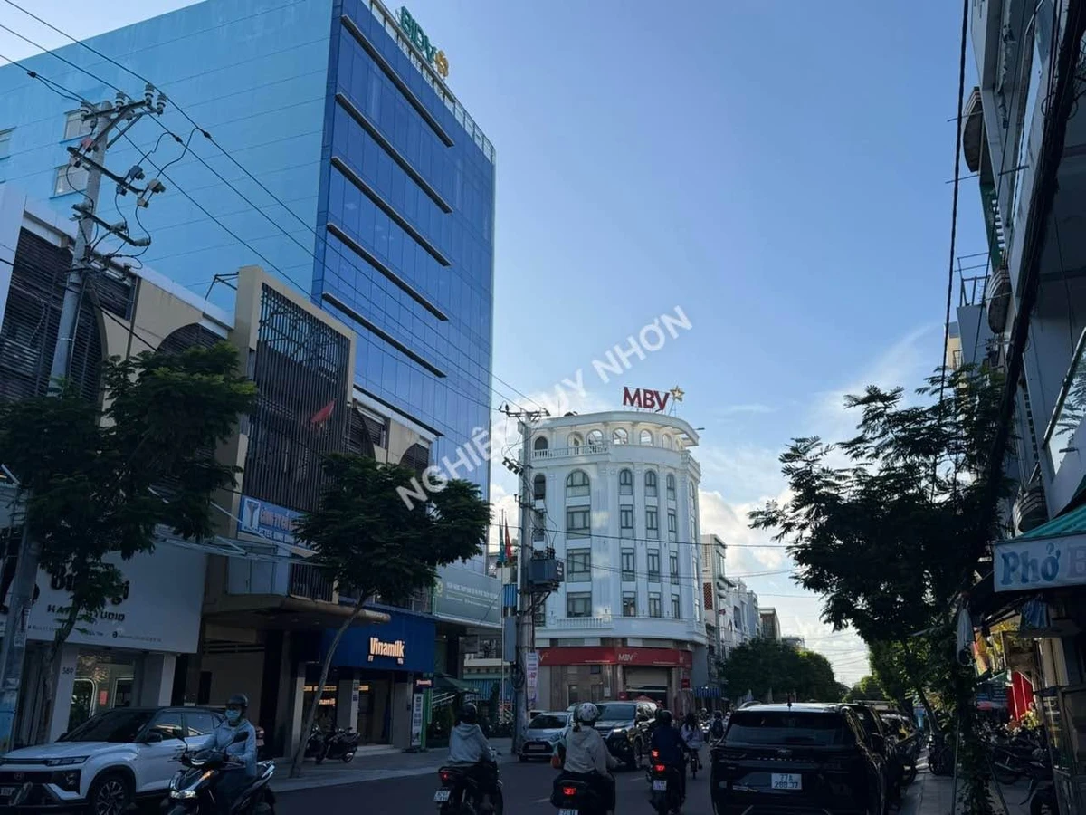 Bán nhà mặt tiền Trần Hưng Đạo Quy Nhơn 210m2 4 tầng - Ảnh 1