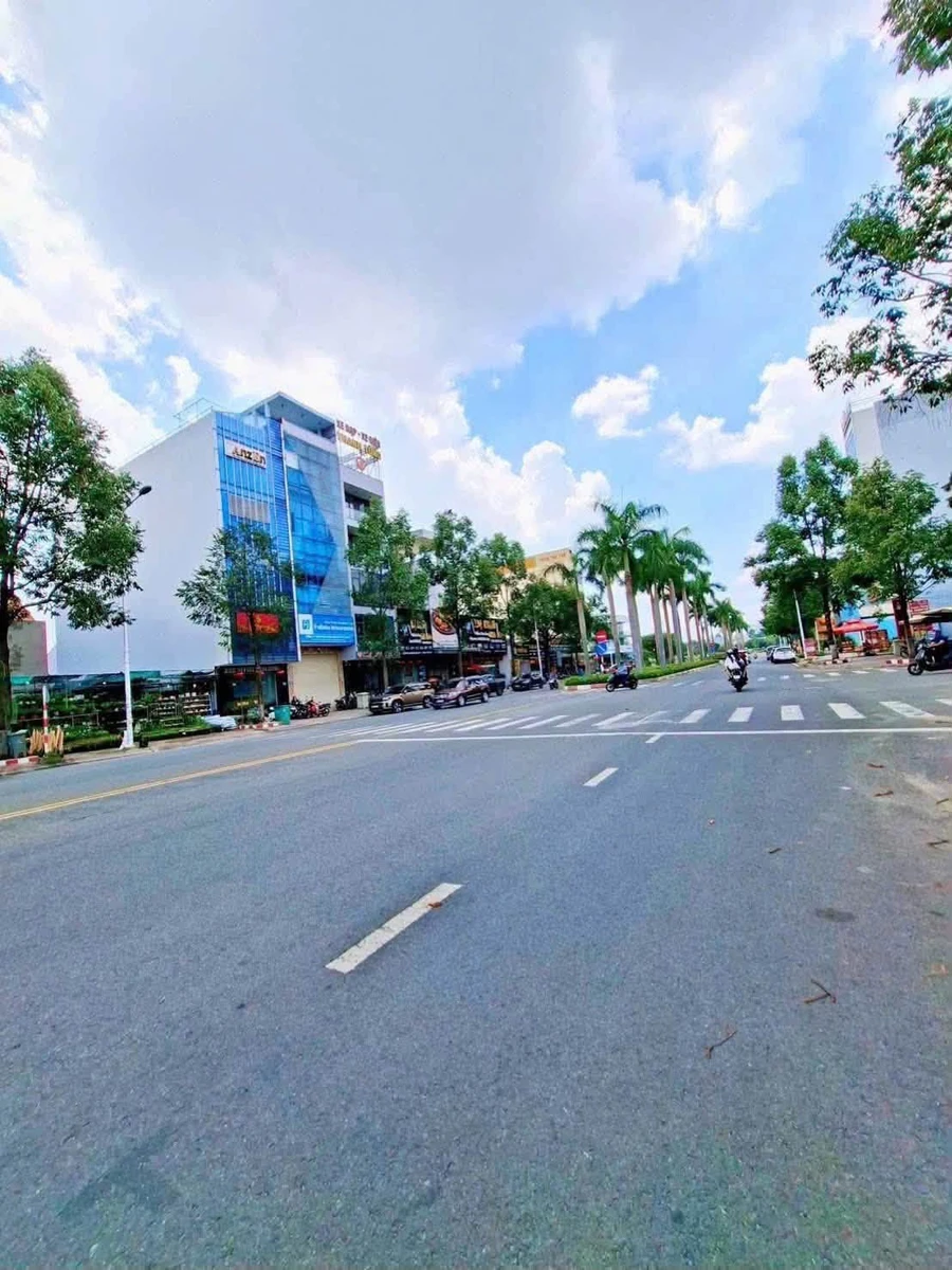 Bán nhà mặt tiền 85m Dĩ An, 1 trệt 3 lầu, thang máy - Ảnh thu nhỏ 4