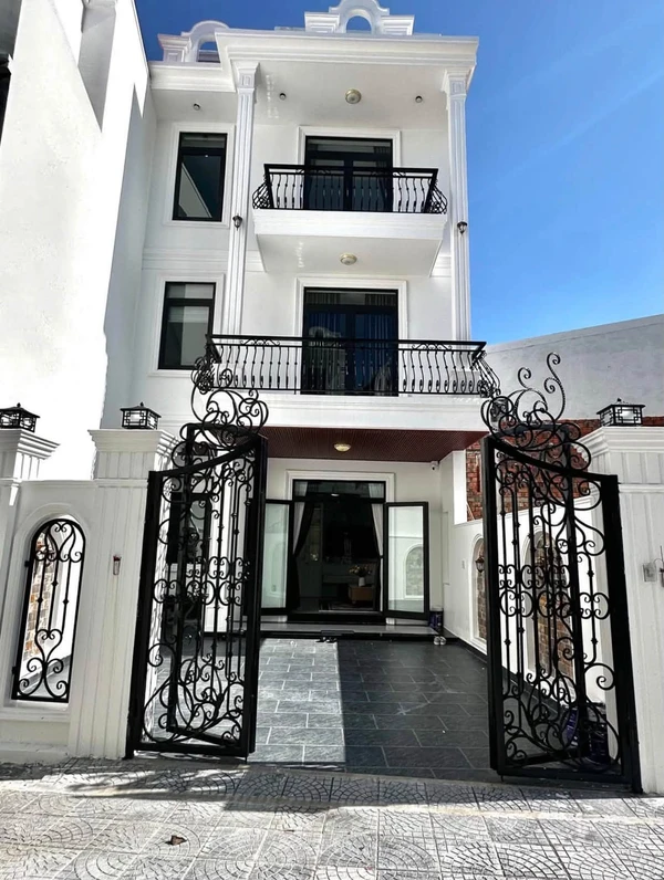 Nhà 3 tầng tân cổ điển 192m² Lê Ngô Cát, Huế