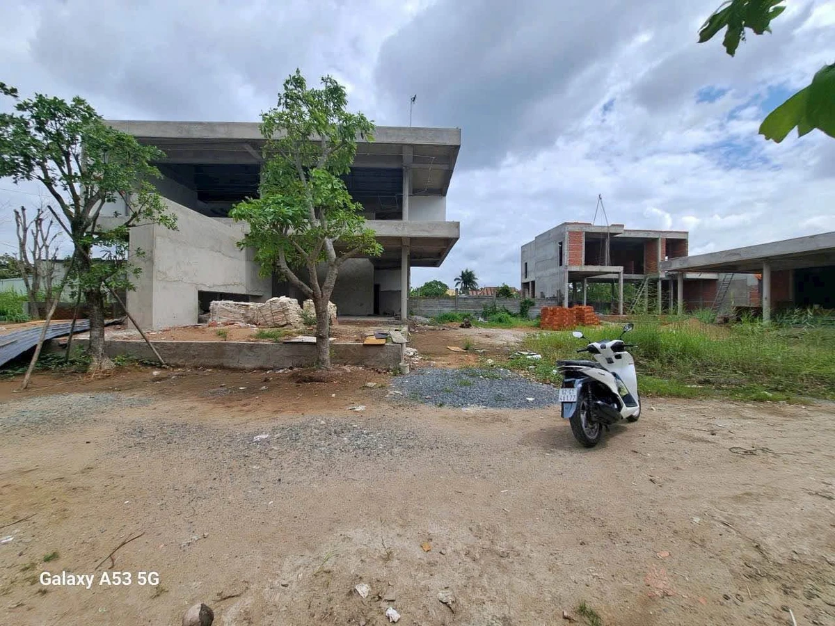 Bán biệt thự sân vườn hồ cá Koi 2700m2 mặt tiền TL835C, xã Mỹ Yên, Tây Ninh - Ảnh 1