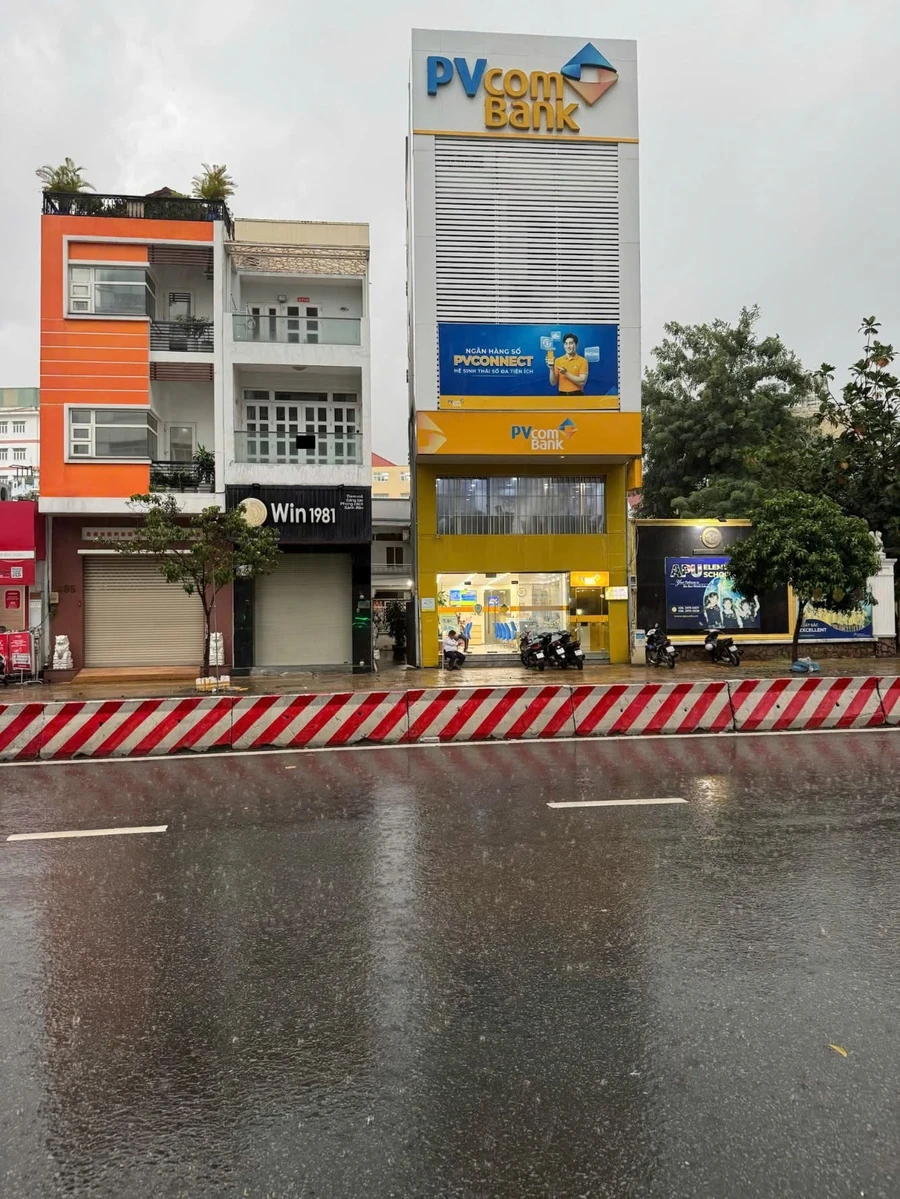 Bán nhà mặt tiền Lạc Long Quân 51m2, Quận 11 - Ảnh 1