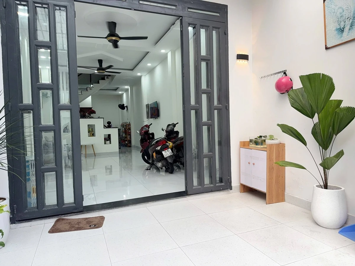 Bán nhà 1 trệt 2 lầu 3PN hẻm xe hơi đường Hồ Văn Long, Bình Tân giá 5 tỷ - Ảnh 1