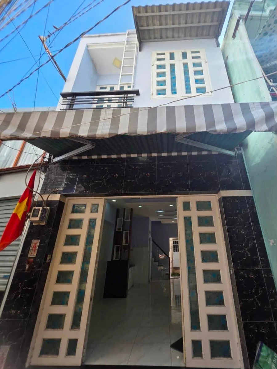 Bán nhà hẻm 4.6 tỷ Lạc Long Quân Quận 11, 2PN 30m² - Ảnh 1