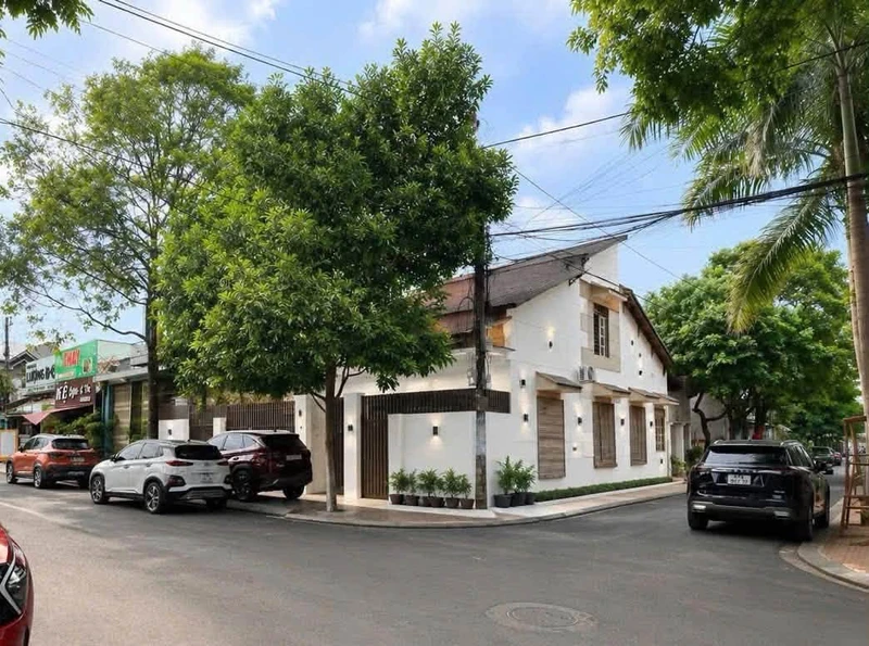 Bán nhà góc 2 mặt tiền Trần Văn Phụ, 12,3x16m, 4 phòng ngủ, giá 17,5 tỷ, Buôn Ma Thuột