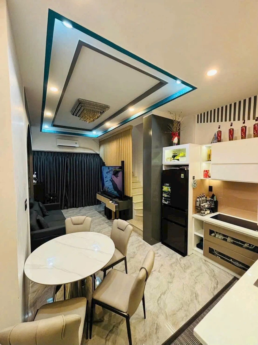 Bán nhà 1 trệt 2 lầu sân thượng hơn 90m2 nội thất cao cấp đường Võ Thị Sáu, Phan Thiết - Ảnh thu nhỏ 2