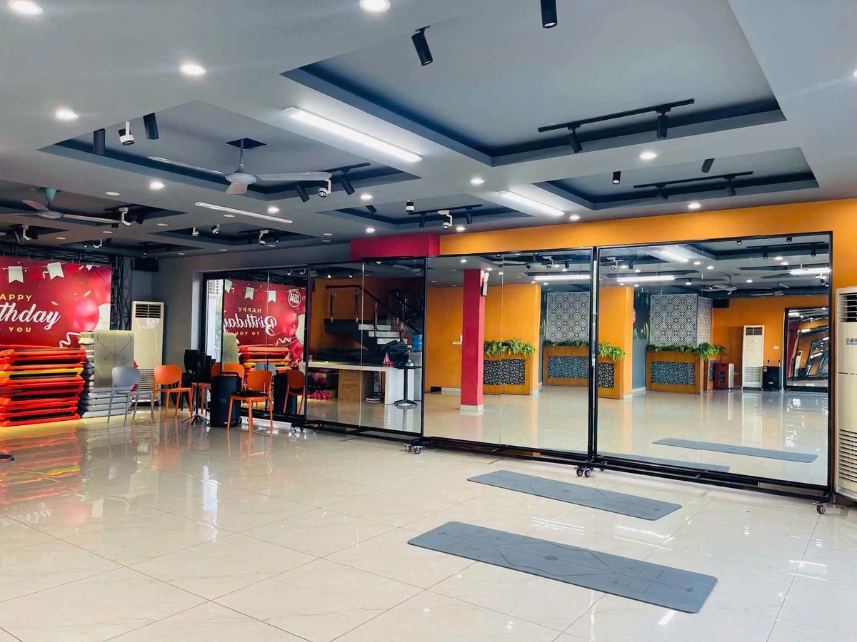Cho thuê tầng 2 MonBay 180m2, mặt tiền 12m, 15 triệu/tháng - Ảnh 1