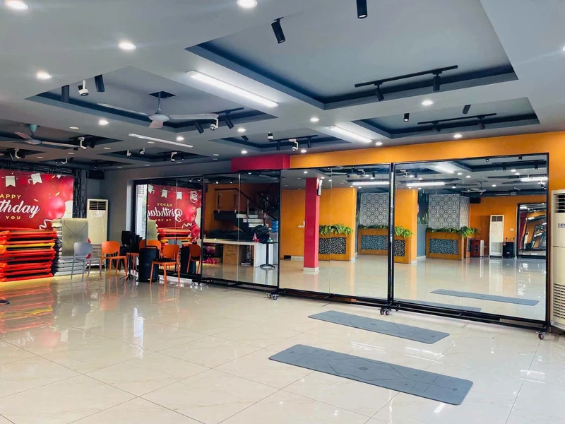 Cho thuê tầng 2 MonBay 180m2, mặt tiền 12m, 15 triệu/tháng