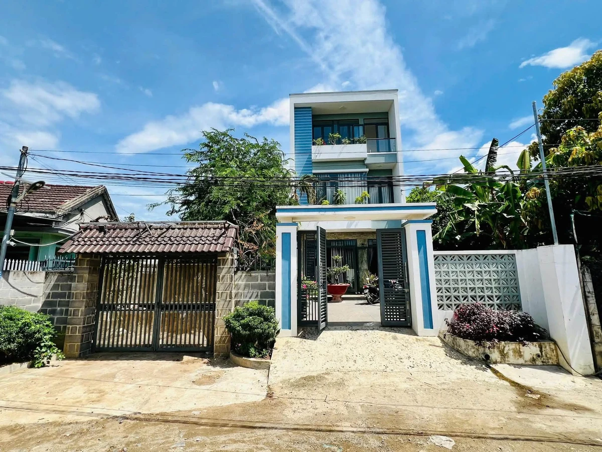 Bán nhà 3 tầng 204m2 sân vườn Diên Phú Nha Trang 2.4 tỷ - Ảnh 1