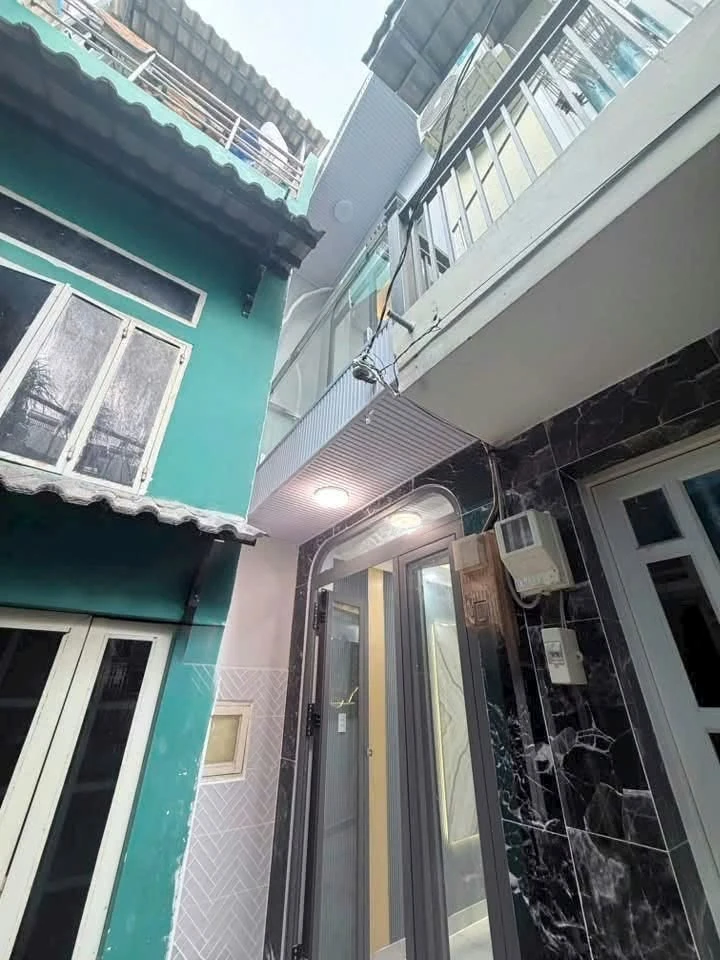 Bán nhà 2 tầng 53m2, 2 phòng ngủ Quận 4 - 3 tỷ 99 triệu - Ảnh 1