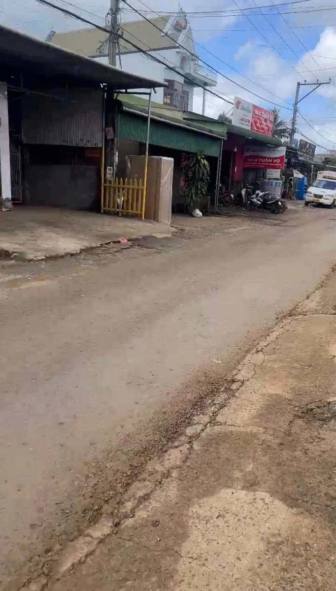 Bán nhà mặt tiền 100m2 gần đường Hùng Vương 2.5 tỷ - Ảnh 1