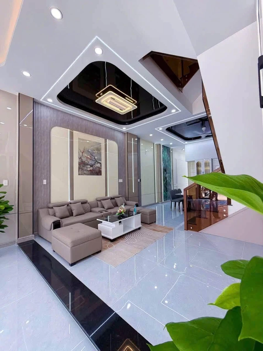 Bán nhà 1 trệt 2 lầu 73m2, 4PN, tặng full nội thất, giá 5,5 tỷ, Phường Hóa An, Biên Hòa - Ảnh thu nhỏ 3