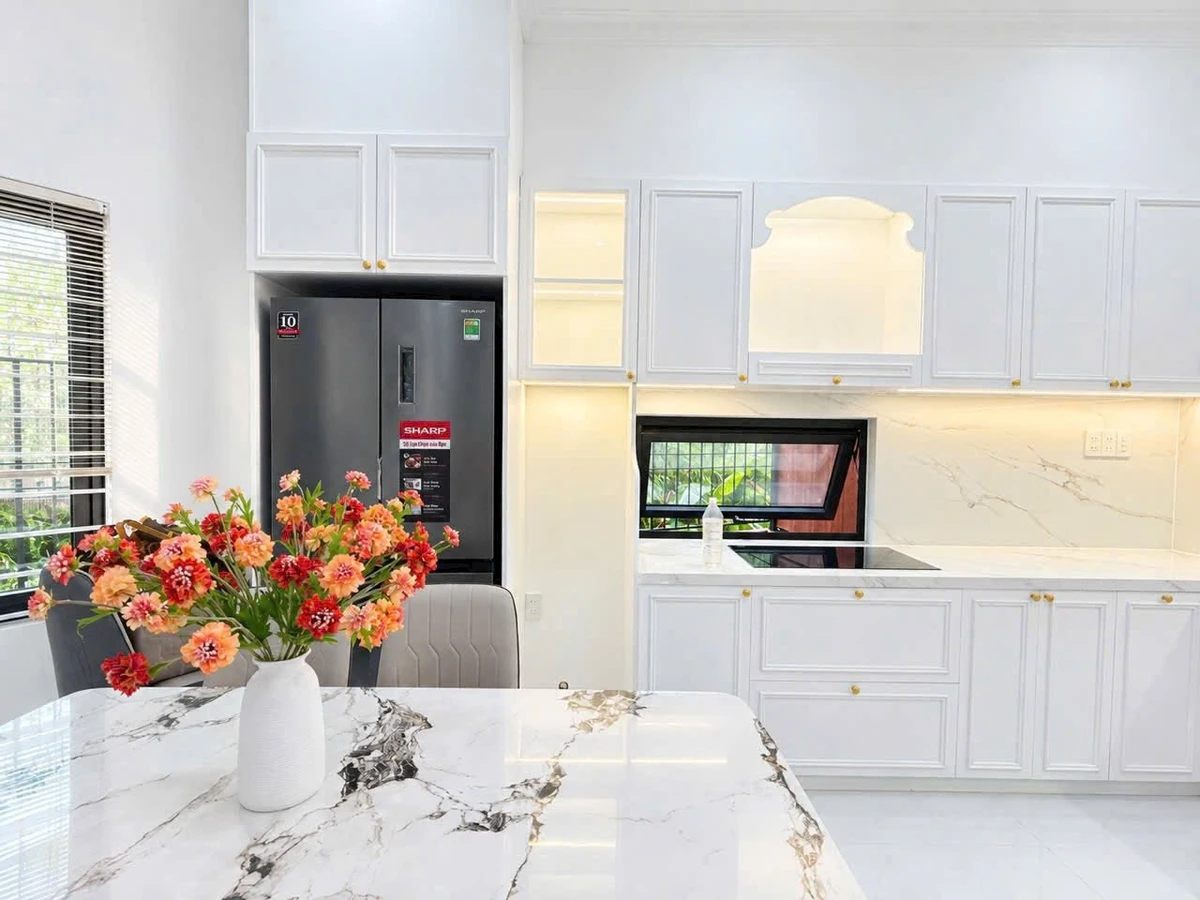 Nhà 3 tầng tân cổ điển 200m2, 4 PN, full nội thất 4,1 tỷ - Ảnh thu nhỏ 3