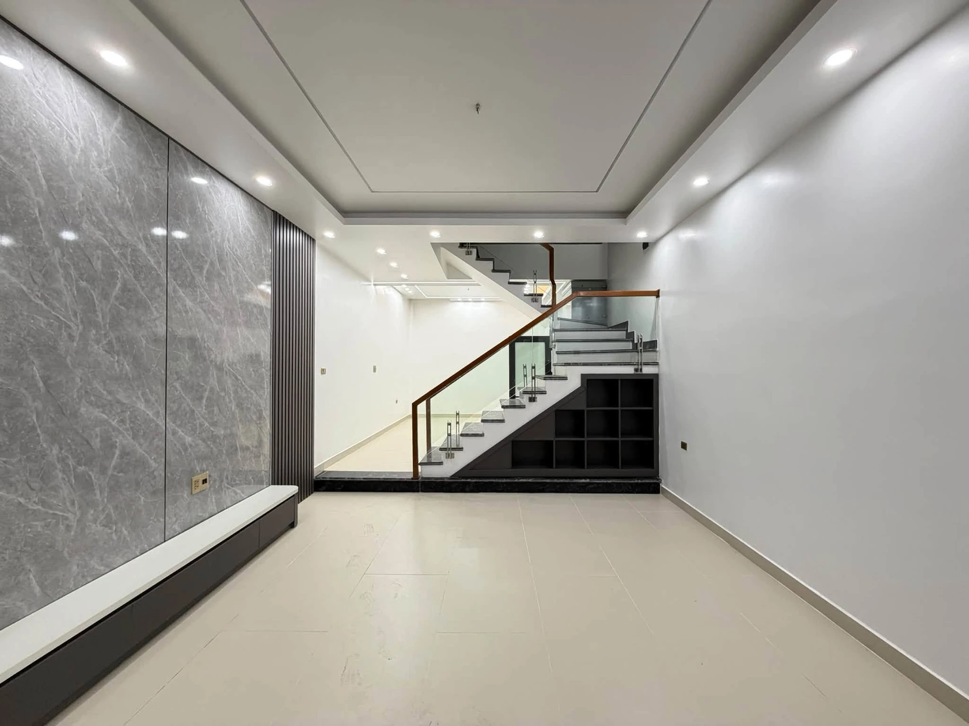 Bán nhà phố 46m² 4 tầng 4 PN gần Aeon Mall Bình Chánh - Ảnh 1