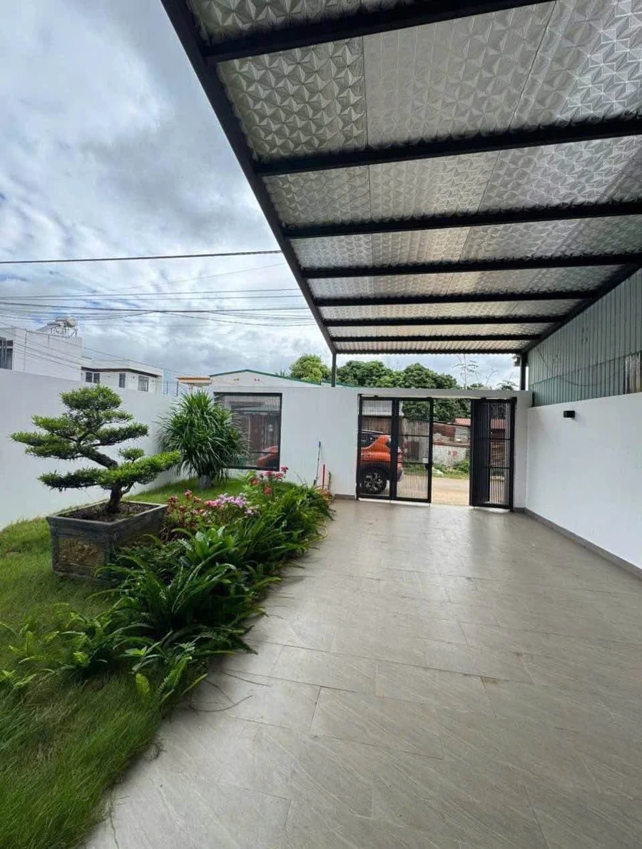 Bán nhà 2 tầng sân vườn, sân ô tô rộng, 3 phòng ngủ, gần Đại học Tây Nguyên, Buôn Ma Thuột - Ảnh thu nhỏ 3