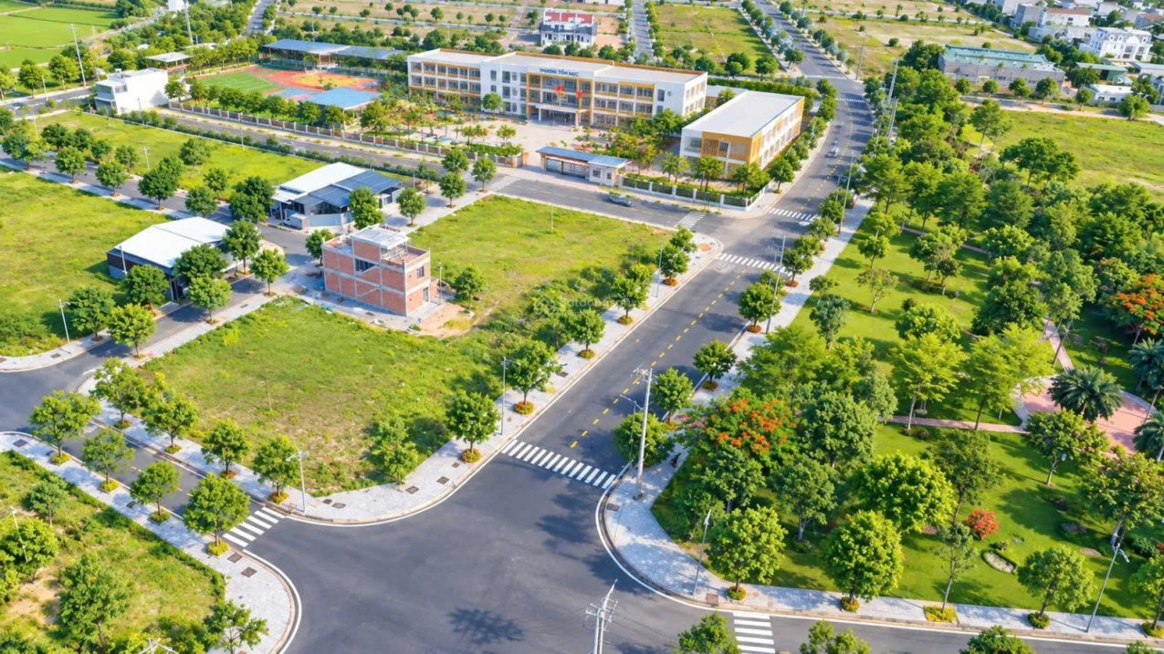 Vị trí đối diện đất trường học - Khu dịch vụ hỗn hợp VSIP Quảng Ngãi, giá 1,4 tỷ /132m2 - Ảnh 1