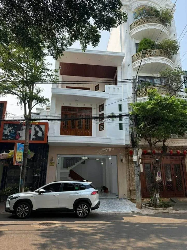 Bán nhà 3 tầng mặt tiền 96m² trung tâm Buôn Ma Thuột 15,5 tỷ