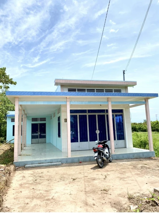 Bán nhà và đất đường xe ô tô tới chỗ, cách trung tâm thị trấn 900m - Ảnh 1