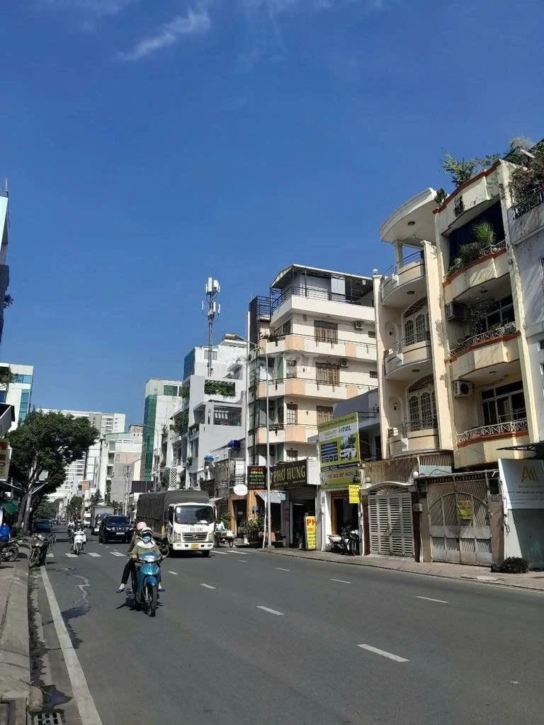 Bán nhà mặt tiền Đào Duy Anh – khu kinh doanh sầm uất - Ảnh 1