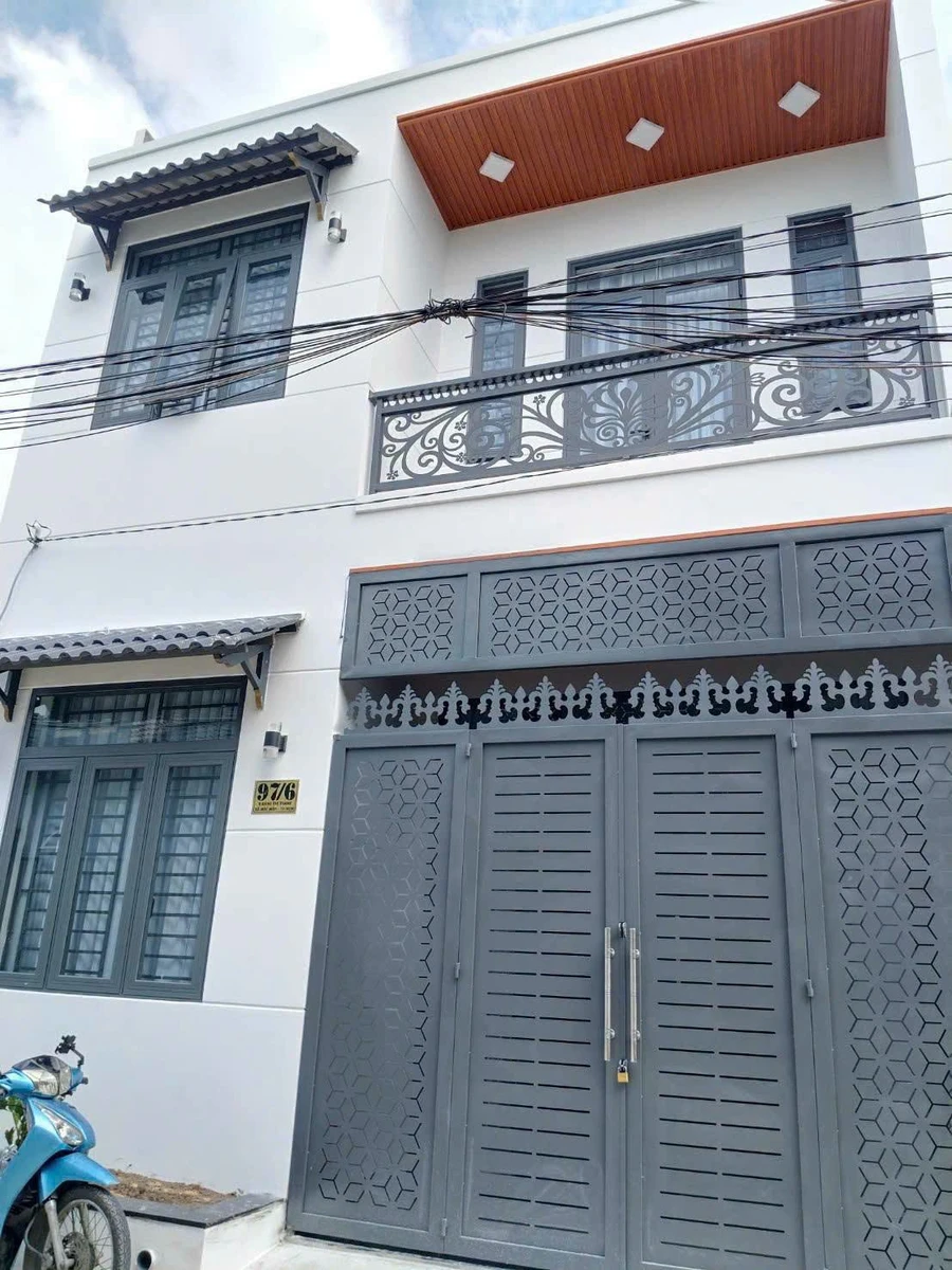 Bán nhà hẻm xe tải 6m 7,8x15m, 1 trệt 1 lầu 4 phòng ngủ gần chợ Hóc Môn - Ảnh 1