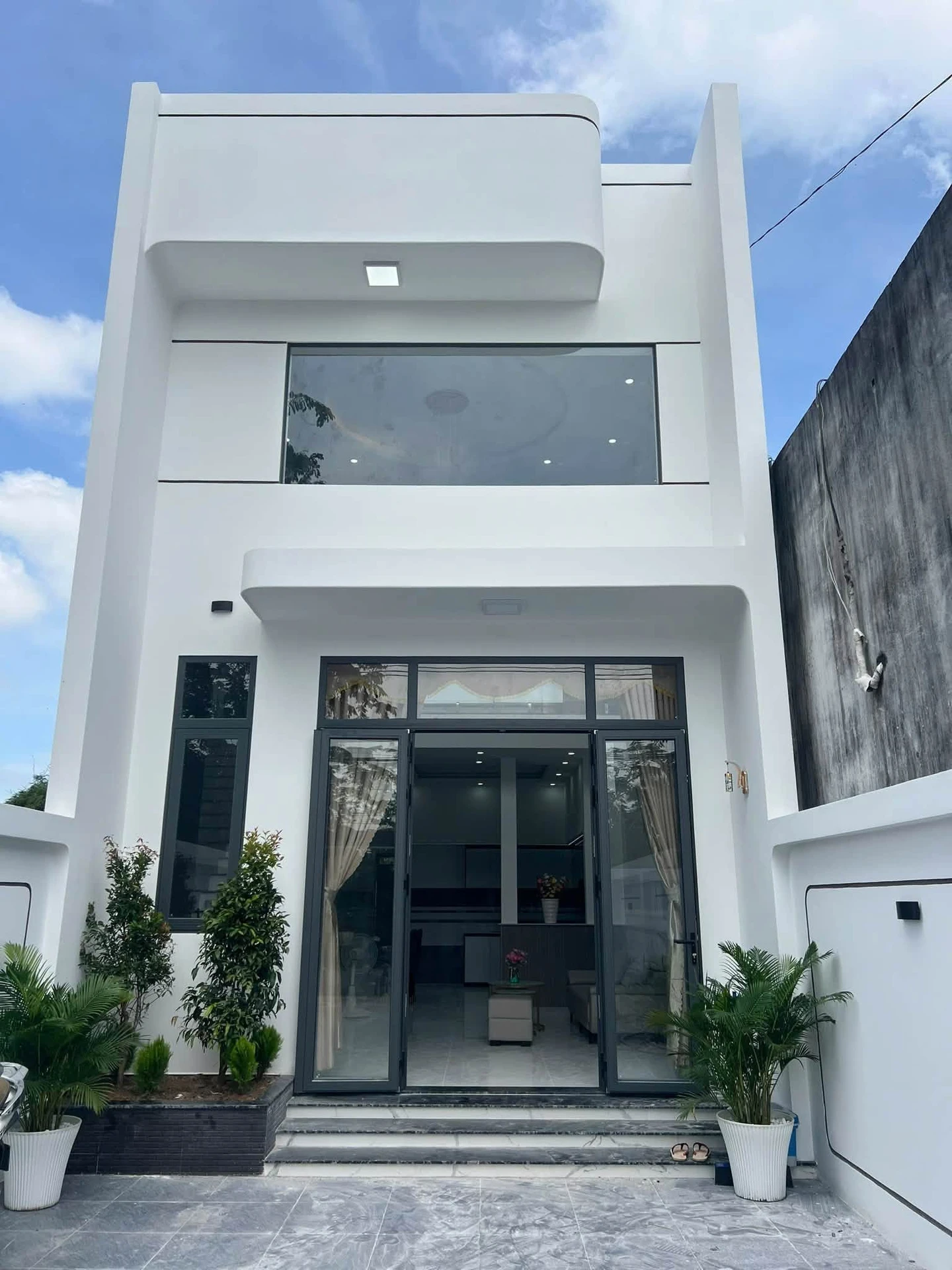 Bán nhà lầu mặt tiền Nguyễn Văn Linh, 5x23m, 3PN, giá 2,39 tỷ, Phường Long Hoa, Tây Ninh - Ảnh 1
