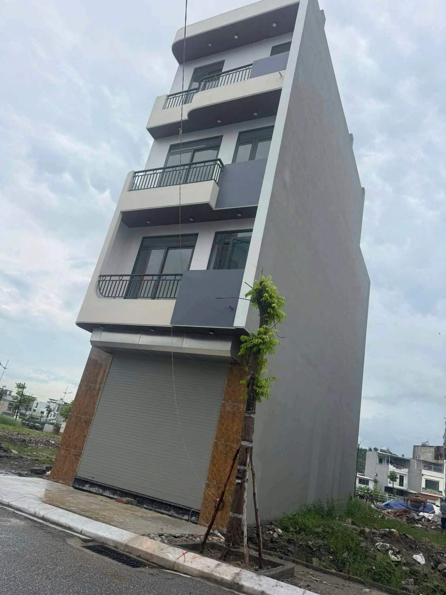 Bán nhà 4 tầng 1 tum 65m2, 5 phòng ngủ tại TĐC Hà Lầm, Hạ Long - Ảnh 1